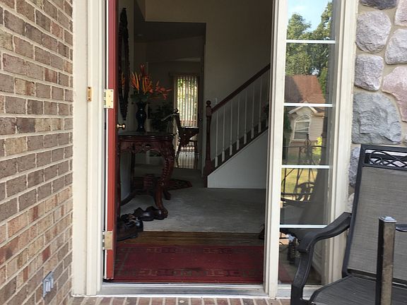 3rd image of 34790 Pickford Dr