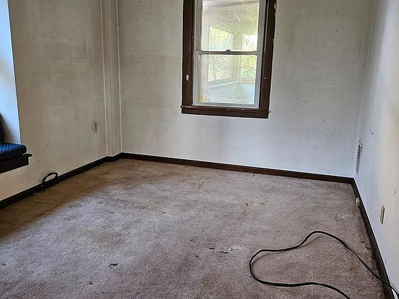 3rd image of 13 Parkway Ave