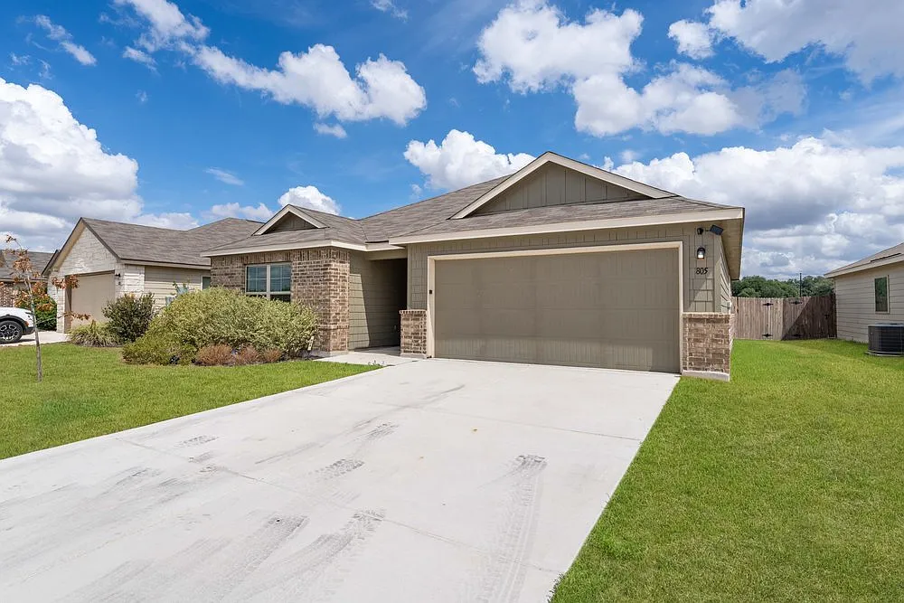 Stylish 3-Bed Home with Island Kitchen, Private Patio & Fenced Yard in Seguin — Photo 2