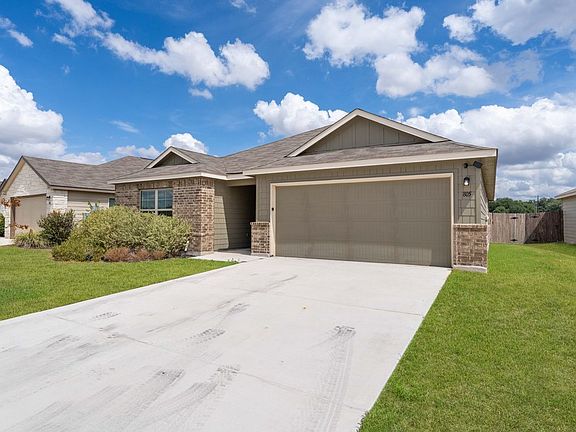 2nd image of 805 Stonemanor Bay