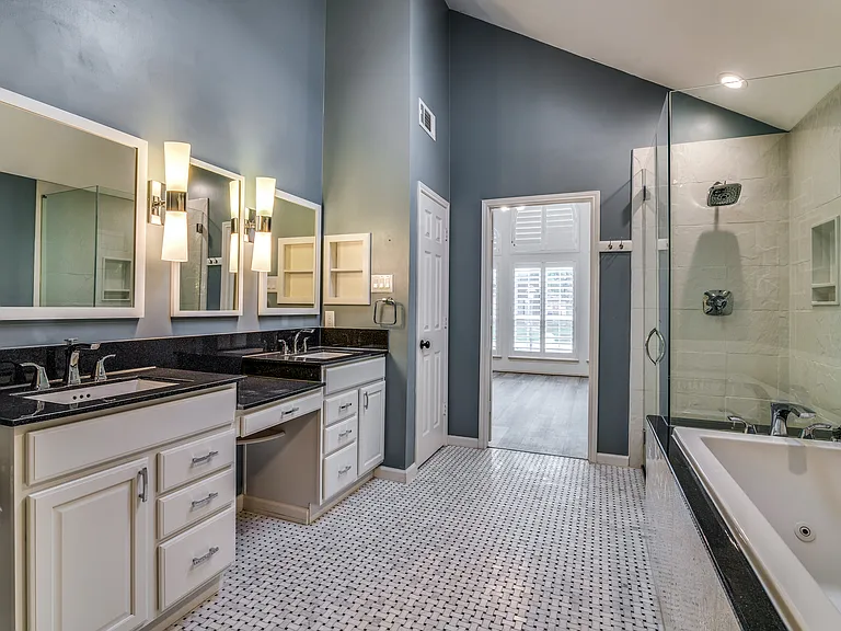 524 Raintree Cir — Photo 15