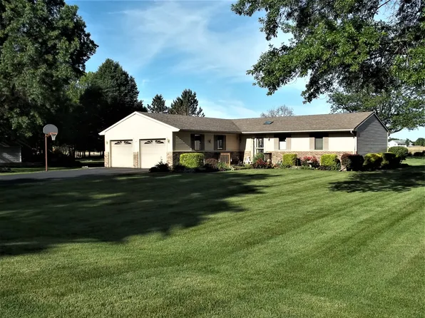 204 Blue Jay Dr, Le Roy, IL 61752