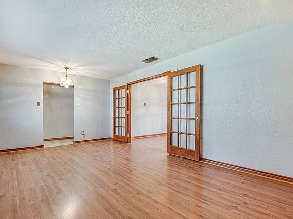 5th image of 842 Deely Pl