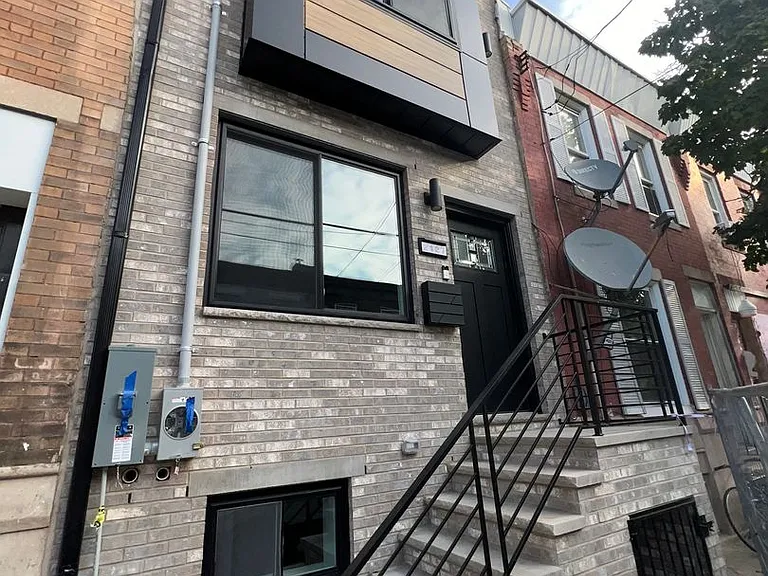 2127 Sigel St — Photo 1