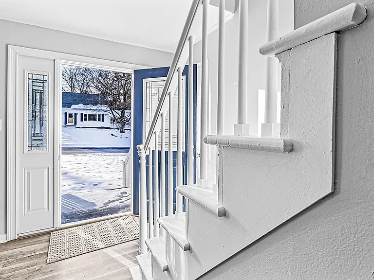 11 Winmar Cres — Photo 9