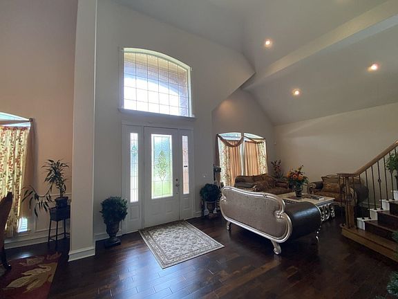 2nd image of 1905 Briar Oak Dr