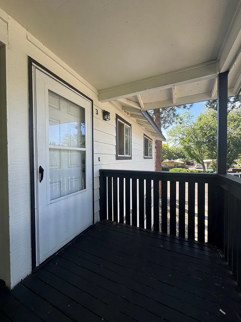 1604 N Brook Ct — Photo 2