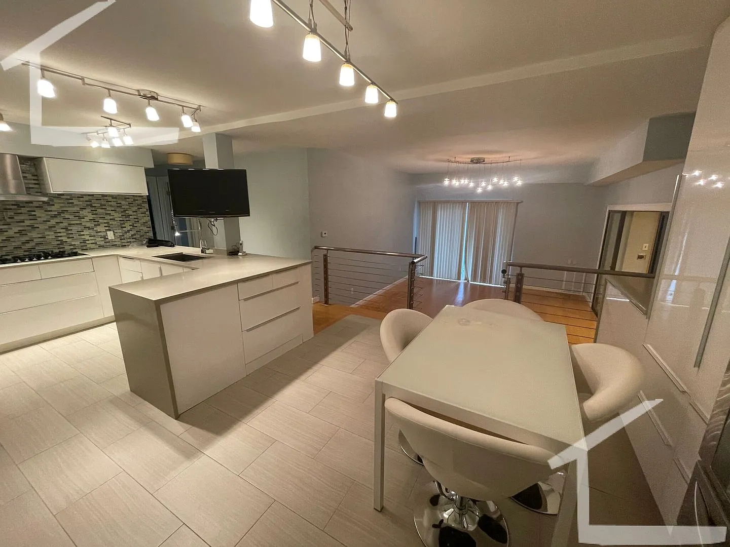 Hot Newton Listing — Photo 1