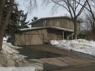 2140 Kenwood Dr E, Maplewood, MN 55117