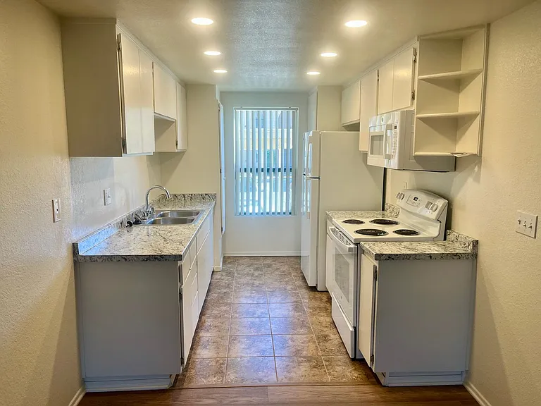 Royal Oaks Apartments in Bermuda Dunes — Photo 24