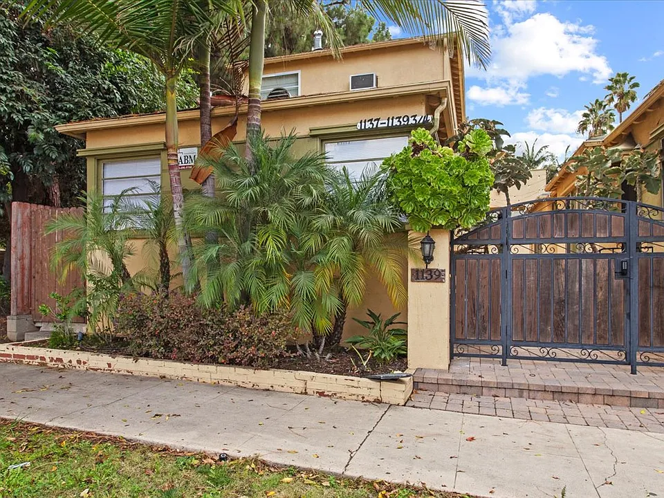 1139 1/2 S Doheny Dr