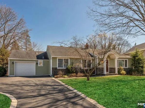 8 Prescott Rd, Ho Ho Kus, NJ 07423