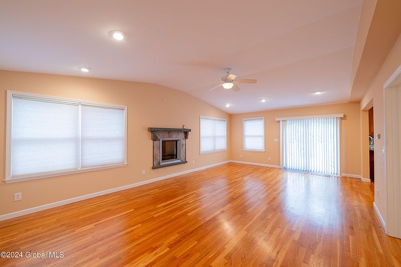 3rd image of 31 Van Leuvan Drive