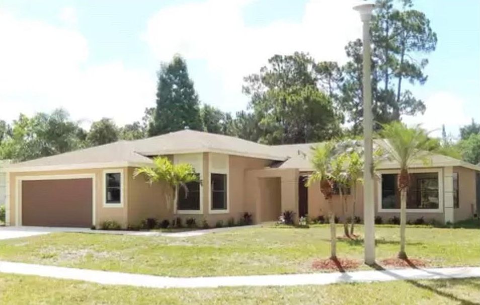 Beautiful 3 bed 2 bathroom corner lot with laundry room
