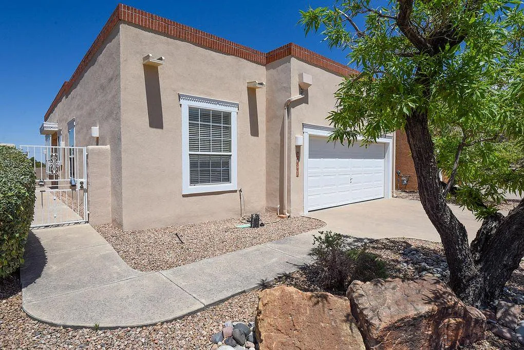 5607 Bosque Vista Dr NE — Photo 1