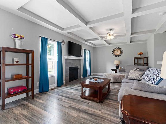 4th image of 544 Somerset Ln