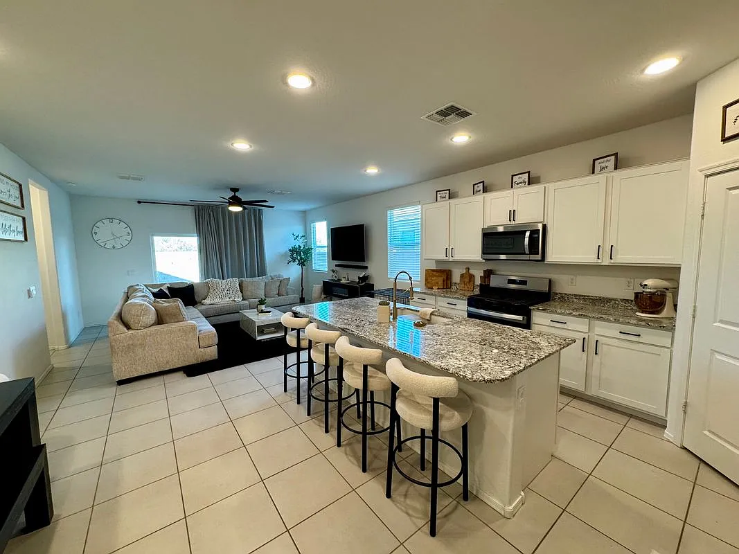 4 bed, 3.0 bath, 2025 sqft, $2,550 — Photo 2
