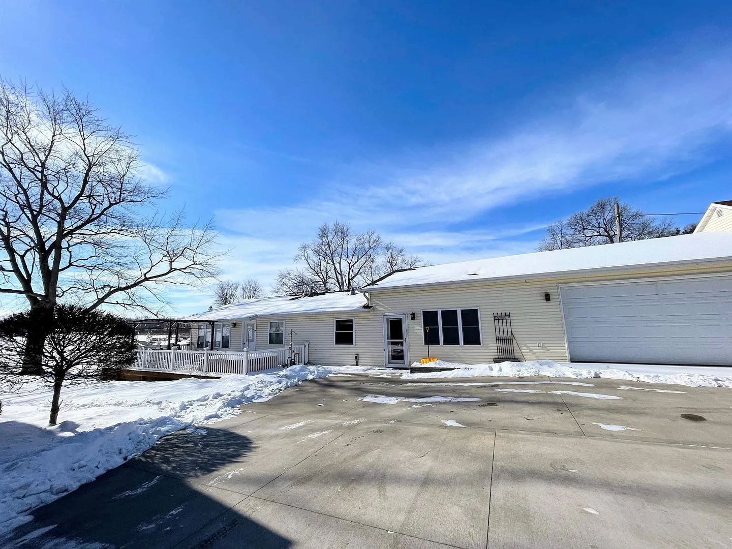 9035 N Shore Dr photo 1