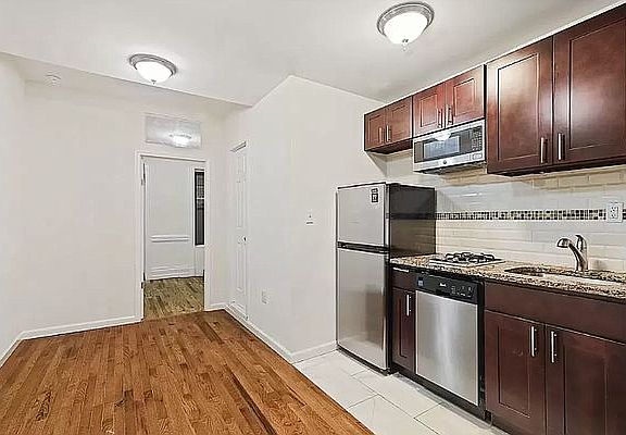 2nd image of 34 Saint Marks Pl APT 2