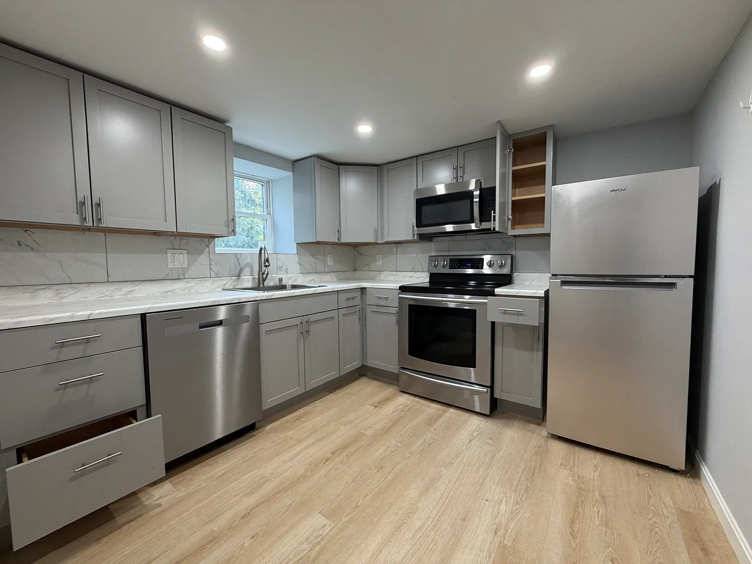 2 bed, 800 sqft, $2,400 — Photo 4