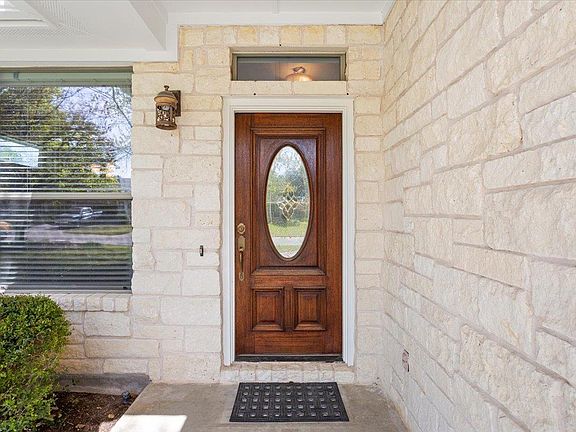 5th image of 909 Big Thicket St