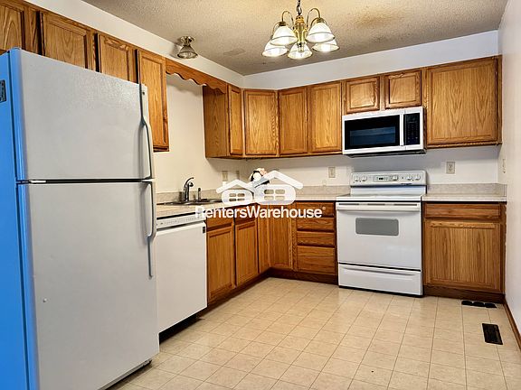 5th image of 1613 County Road D E Unit C