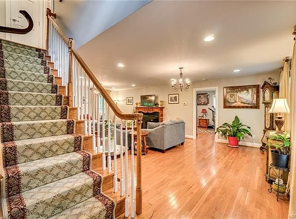3rd image of 3121 Pineview Dr