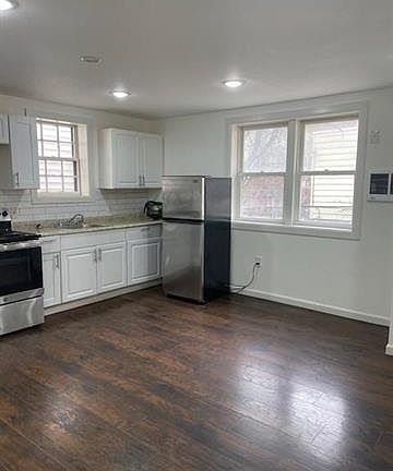 2nd image of 20 Rock St Floor 3