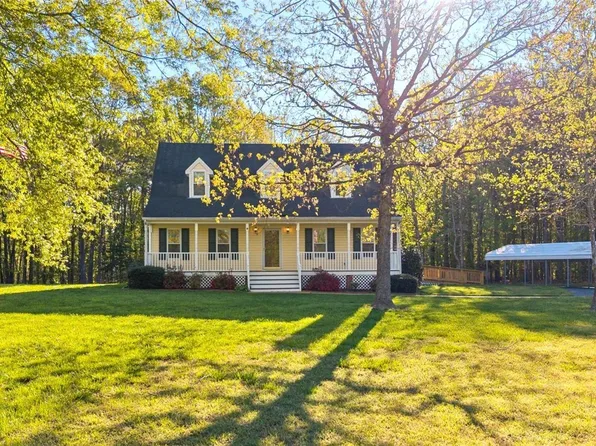 12400 Red Oak Ln, Amelia Court House, VA 23002