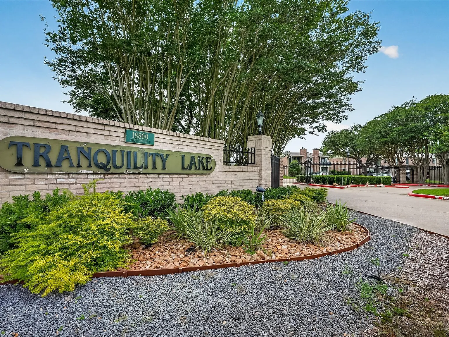 1 bed, 1.0 bath, 656 sqft, $1,040 — Photo 2
