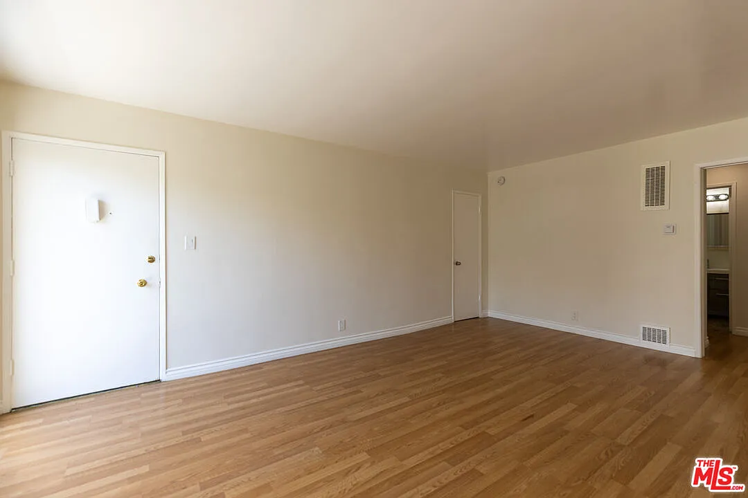 2 bed, 2.0 bath, 1000 sqft, $3,180 — Photo 3