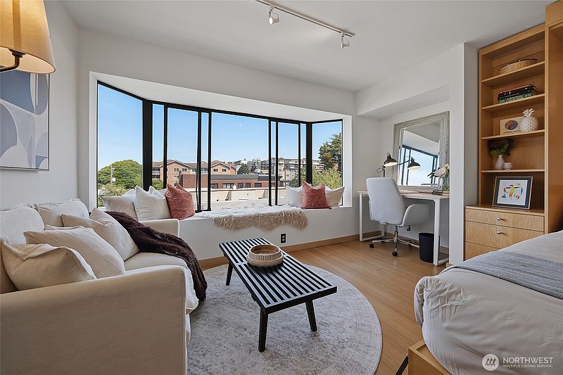 4th image of 211 Summit Avenue E #405