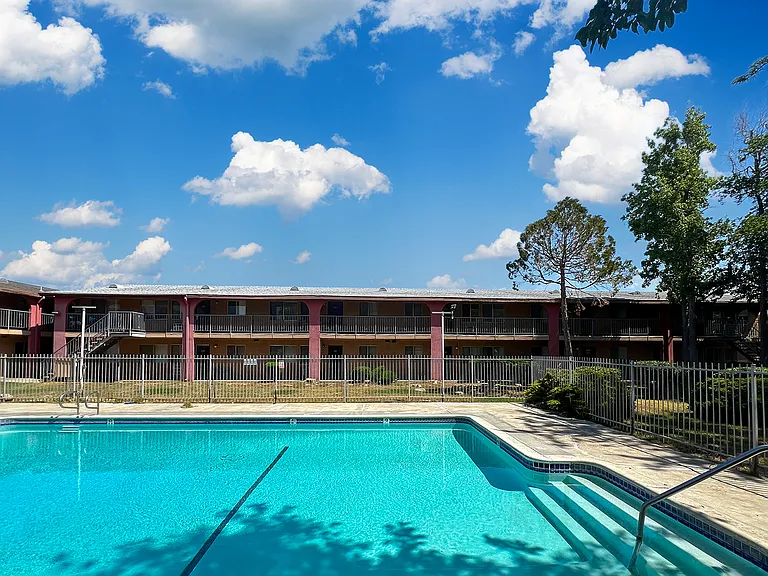 Avalon Park Apartments — Photo 4