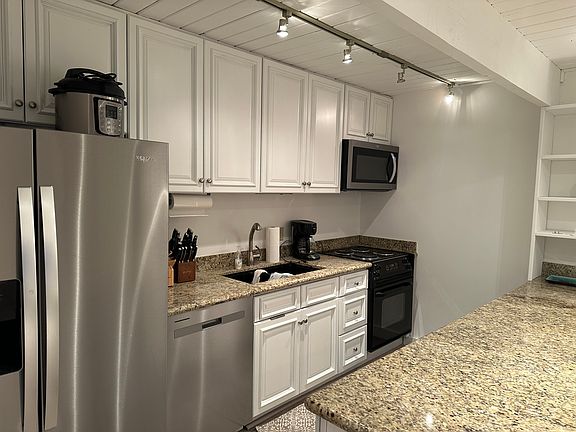 4th image of 901 E Hyman Ave #7