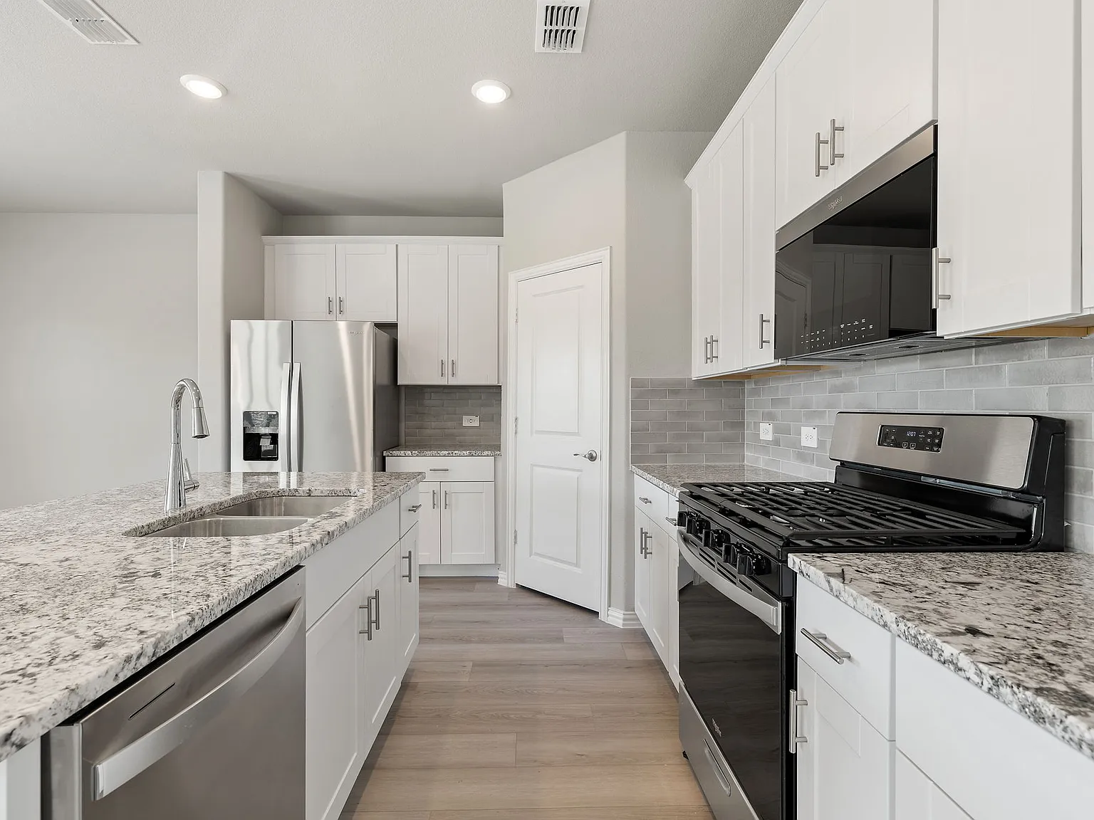 3 bed, 1948 sqft, $2,500 — Photo 3
