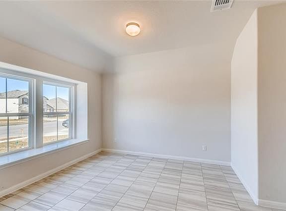 5th image of 7629 Leonardo Dr