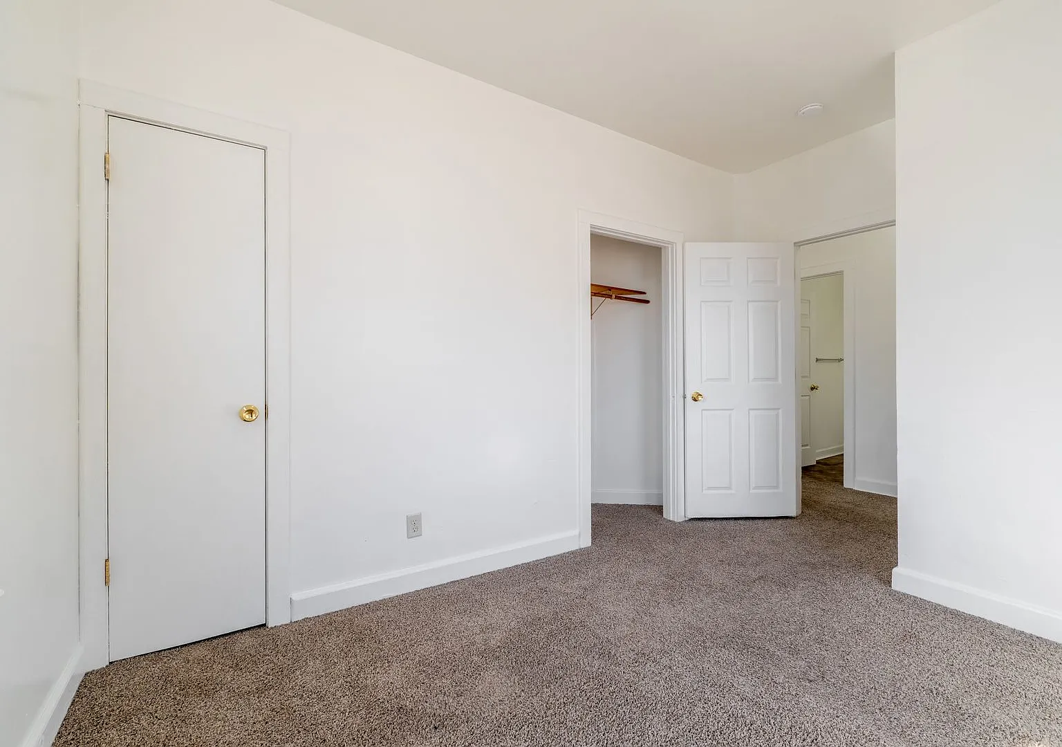 Spacious 4 Bedroom 2 Full Bath in Kenosha! — Photo 4