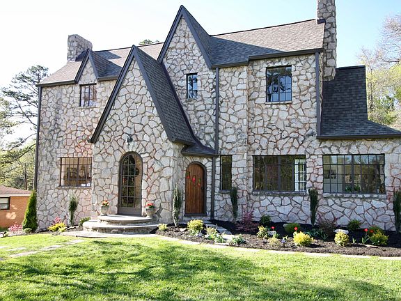 2nd image of 3605 Grove Cir