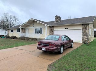 913 E 13th St, Mountain Grove, MO 65711
