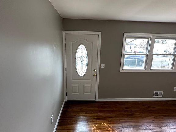 3rd image of 120 Belmont Dr