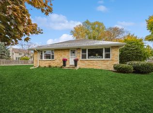 33175 N Hunt Club Rd, Libertyville, IL 60048