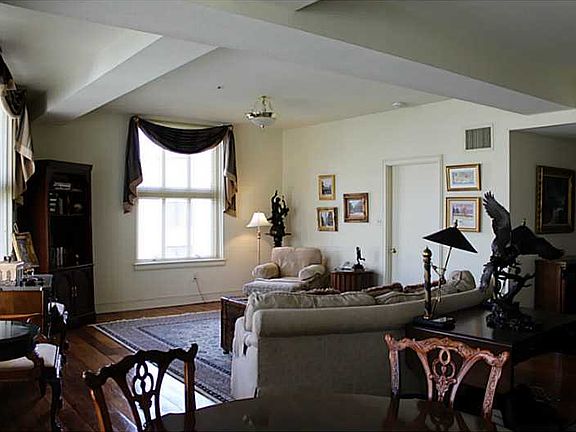 4th image of 700 S Peters St APT 618