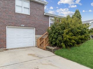 888 Carol Ave, Woodstock, IL 60098