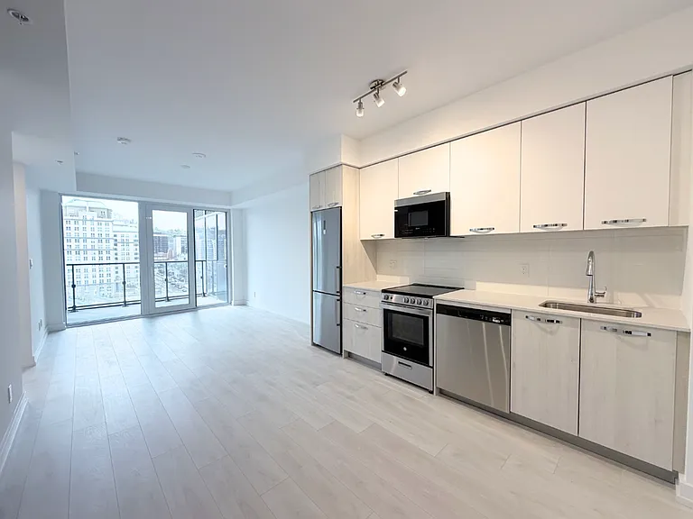 75 James St S #824-921 — Photo 18