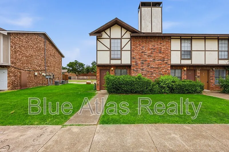 2 bed, 1.0 bath, 1040 sqft, $1,350 — Photo 2