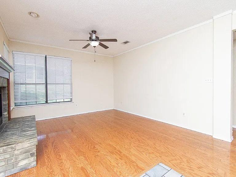 2304 Iowa Dr — Photo 6