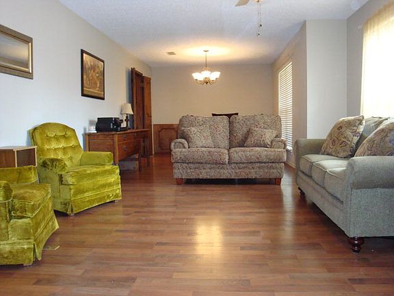 2nd image of 3005 Meadowbrook Dr