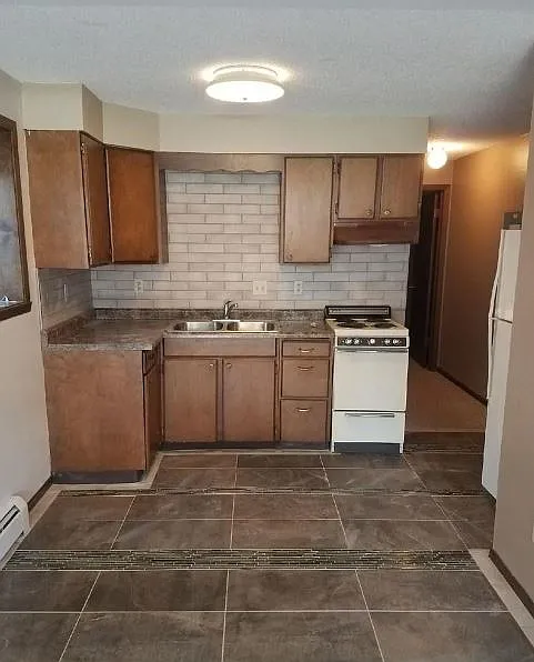 2 bed, 930 sqft, $1,050 — Photo 3