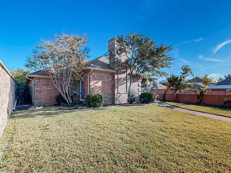 811 Oakway Ct — Photo 1