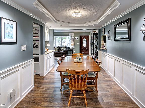 5th image of 637 East Dr